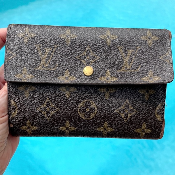 Louis Vuitton Handbags - Authentic LOUIS VUITTON Vintage Unisex Signature Wallet